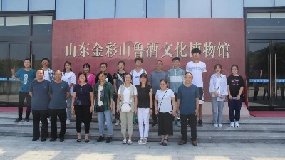 驕陽拂照百花香，捷報似花綻芬芳