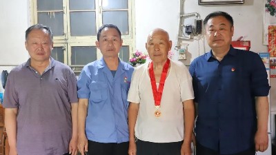 公司為老黨員頒發(fā)“光榮在黨50年”紀(jì)念章