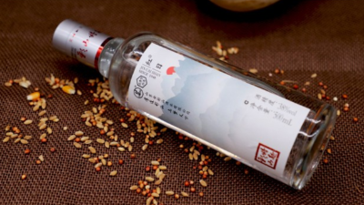 魯酒飄香金彩山， 彩山同行位在先。